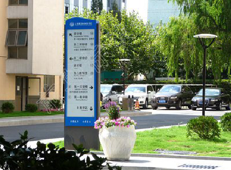 资中哪些因素影响宣传栏的制作？